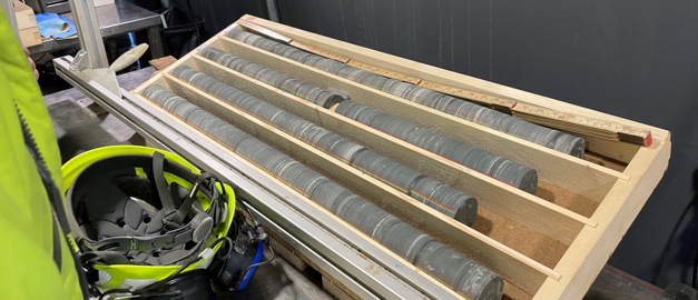 borrkärnor i trälåda