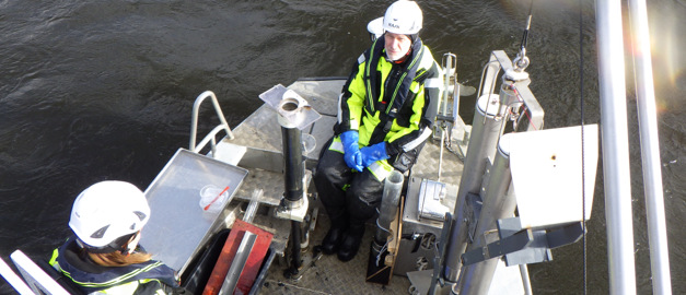 personer i båt som åker på sjö