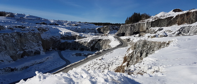 Foto av en gruva i vinter. Foto av en gruva i vinter.