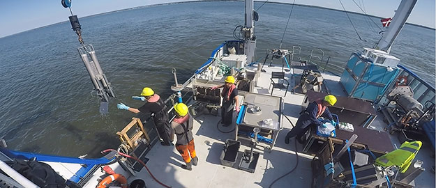 Arbete med provtagningar Vänerns sediment. Arbete med provtagningar Vänerns sediment.
