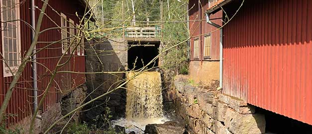 Utloppet från kvarndammen i Strömbergshyttan.