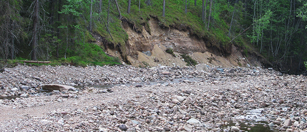 Risken för ras, skred och erosion ökar i ett förändrat klimat. Extrem nederbörd förväntas öka och för med sig översvämningar som kan få stora konsekvenser. Bilden visar erosion efter ett dambrott i  Nyhammar efter ett skyfall som gav mer än 100 mm på en natt i juli 2012. 