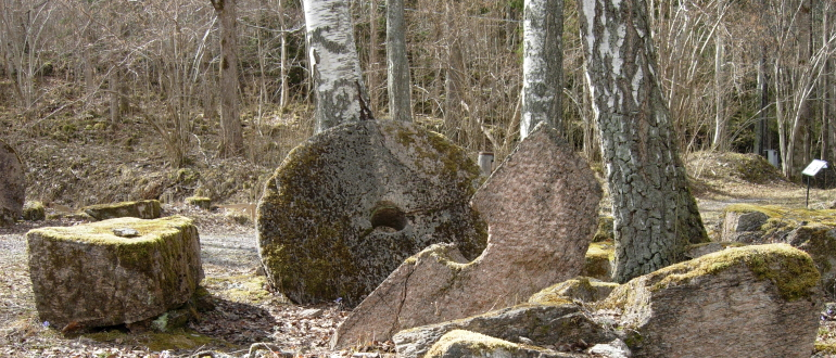 Bild på gamla kvarnstenar från stenbrottet i Lugnås. Bild på gamla kvarnstenar från stenbrottet i Lugnås.