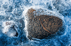 Bild på fruset vatten.