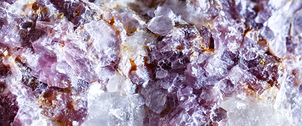 Lepidolit är ett mineral som är viktig som råvara vid framställning av litium.